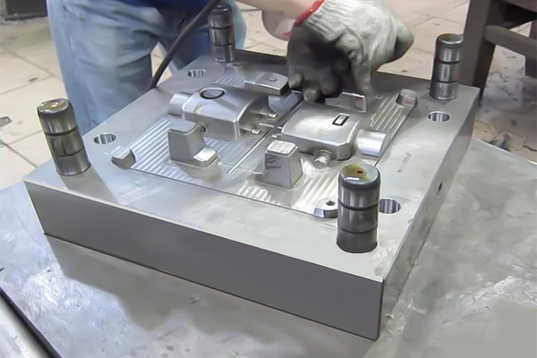 travaux de préparation avant essai de moule Szmolding.com 
